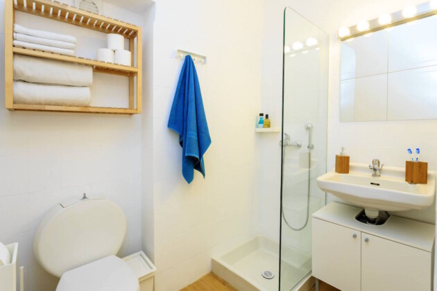bathroom in comfortable single room at stay hostel rhodes